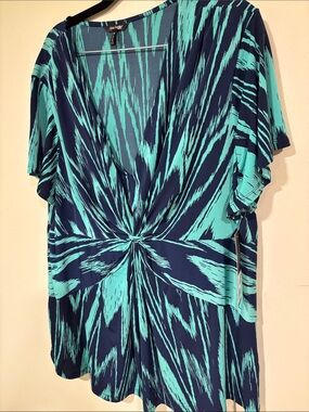 Daisy Fuentes navy and mint abstract twist-front blouse